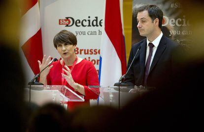 La ministra holandesa de Desarrollo, Lilianne Ploumen, y su hom&oacute;logo belga durante la conferencia She Decides este jueves en Bruselas.  