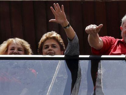 Lula, con Rousseff a su derecha, saluda desde su casa en Sao Bernardo do Campo.