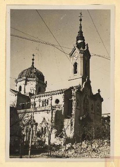 La iglesia fue saqueada y quemada en julio de 1936. Después, se convirtió en objetivo de las tropas franquistas por albergar un cuartel miliciano. El primer bombardeo, a primeros de noviembre, destrozó el lateral izquierdo (como se puede ver en la imagen). Dos semanas más tarde, impacto directamente y causó mayores destrozos. Después de la guerra, "intereses financieros frenaron la recuperación del edificio", escribe la profesora María Andrés Urtasun en el libro 'Arquitectura perdida. Madrid (1931-1939)'.  