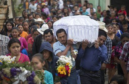 Entierro el domingo de una de las niñas muertas en Guatemala