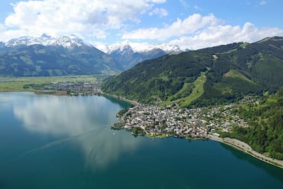 Ubicado en los Alpes de Salzburgo, Zell am See es uno de esos pueblos de cuento. Bañando por el lago Zeller y rodeado de montañas, es un destino ideal para los amantes del esquí, el senderismo o los deportes en la naturaleza (incluido los aficionados a las competiciones de triatlón). El Grand Hotel, construido dentro del lago, es una visita obligada. En las inmediaciones se encuentra el Gipfelwelt 3000, un mirador de montaña que ofrece vistas para quedarse sin aliento, o el Pinzgauer, un ferrocarril a vapor clásico que ofrece un recorrido por la campiña alpina.