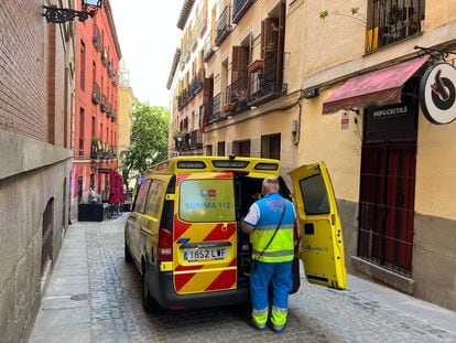 Una ambulancia del Summa 112 en las calle donde se cometió el crimen el pasado viernes.