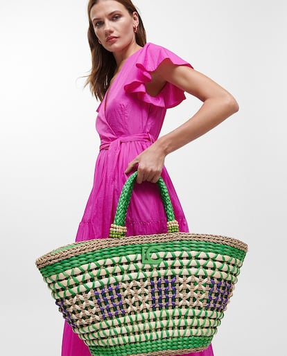 La firma española Lola Casademunt apuesta por el optimismo visual en este capazo que abraza el color. Una compra ahora de rebajas a la venta en El Corte Inglés. 55,95 euros.