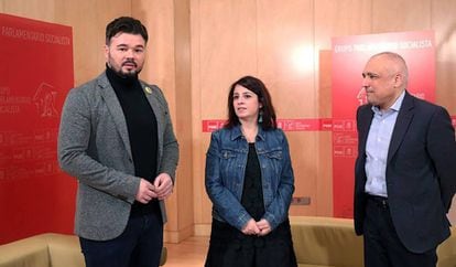 La portavoz socialista en el Congreso, Adriana Lastra, y el diputado Rafael Simancas, junto al portavoz de ERC, Gabriel Rufián, el martes pasado.