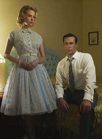 January Jones y Jon Hamm, en una escena de <i>Man men</i>.