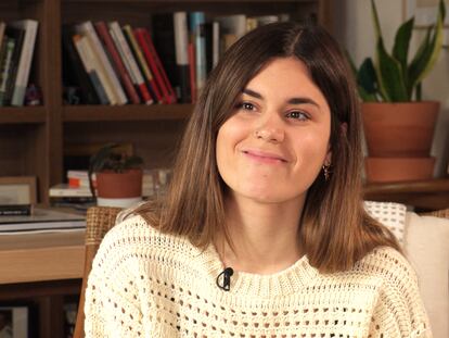 La poeta Elvira Sastre en la biblioteca de su casa de Madrid.