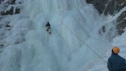 Imagen de archivo de una escalada en la cascada de hielo de La Grave.