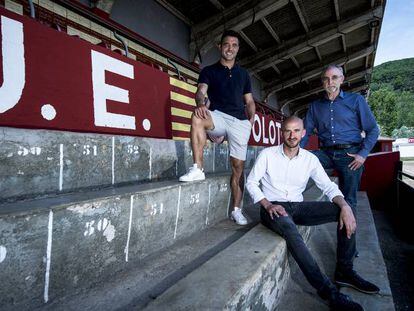 Simón, Reyes y Agustí, en el campo del Olot.