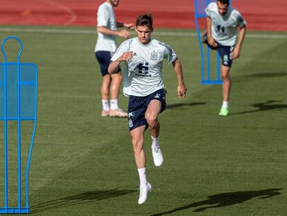 Diego Llorente, durante el entrenamiento de la selección española.