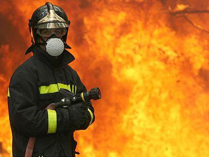 Un bombero de Pontevedra, ayer frente a las llamas del incendio de Soutomaior.