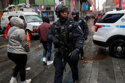 Miembros de la Oficina de Contraterrorismo del Departamento de Policía de Nueva York patrullan Times Square en la víspera de las celebraciones de Año Nuevo en Manhattan (Nueva York).
