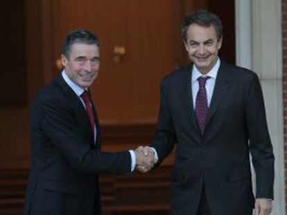 El presidente del Gobierno, José Luis Rodríguez Zapatero, con el secretario general de la OTAN, Anders Fogh Rasmussen, en La Moncloa
