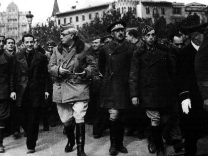 Dionisio Ridruejo, segundo por la izquierda, y el general Yag&uuml;e, en la plaza de Catalunya en 1939.