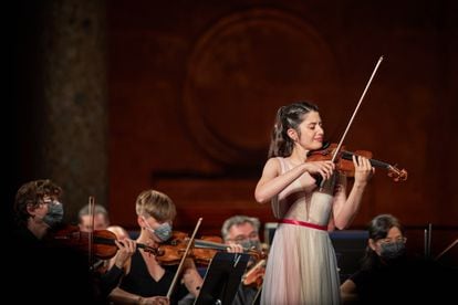 María Dueñas durante su interpretación del Concierto para violín de Beethoven en el Palacio de Carlos V.