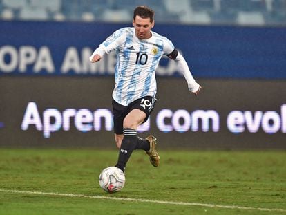 Messi controla el balón en el partido de Argentina ante Bolivia.