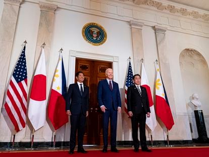 El presidente de EE UU, Joe Biden, con su homólogo de Filipinas, Ferdinand Marcos hijo (izquierda) y el primer ministro japonés, Fumio Kishida (derecha) en su reunión en la Casa Blanca