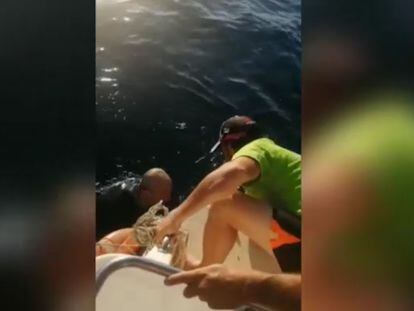 En foto, el momento en el que el pescador es rescatado. En vídeo, un pescador de 73 años sobrevive en alta mar tras pasar ocho horas haciéndose el muerto. 
