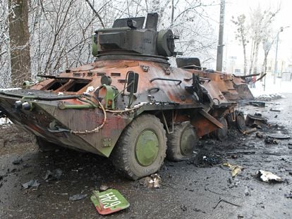 Un vehículo blindado destruido en Járkov (Ucrania), este sábado.