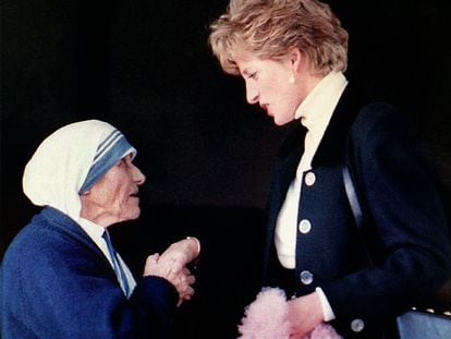 Diana de Gales saluda a Teresa de Calcuta durante su encuentro en Roma, en febrero de 1992.