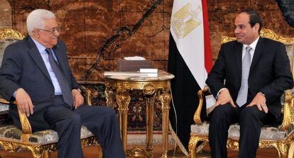Abdel Fattah al-Sissi durante una reuni&oacute;n con Mahmud Abbas en El Cairo.