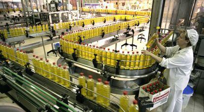 Planta de envasado de aceite de la marca Carbonell, propiedad de Deoleo.