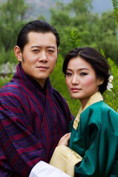 El rey de Bután y su prometida.