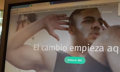 La aplicación 8fit ofrece planes personalizados para mantenerse en forma, combinando ejercicios y recetas de comida saludable.