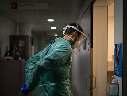 Un médico entra en la UCI del Hospital de la Santa Creu i Sant Pau. Barcelona.