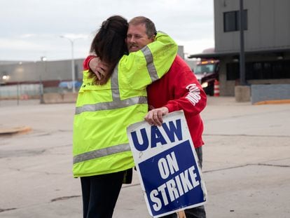 Dos trabajadores de la planta de Ford en Wayne (Michigan) se abrazaban en el exterior de la fábrica el pasado 25 de octubre, el día que se alcanzó un acuerdo.