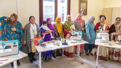 Un grupo de mujeres bangladesíes asisten a la inauguración del proyecto Yhaal Muri 2, este jueves, en el centro de Madrid.