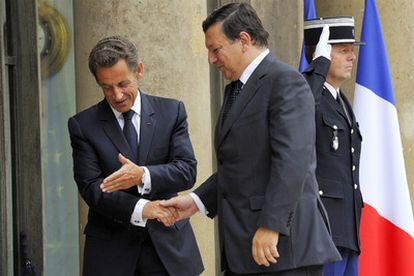 Nicolas Sarkozy saluda a José Manuel Durão Barroso poco antes de la reunión mantenida en el Palacio del Elíseo.