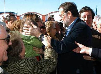 Rajoy y, tras él, Carlos Floriano, número uno al Congreso por Cáceres, ayer en Don Benito.