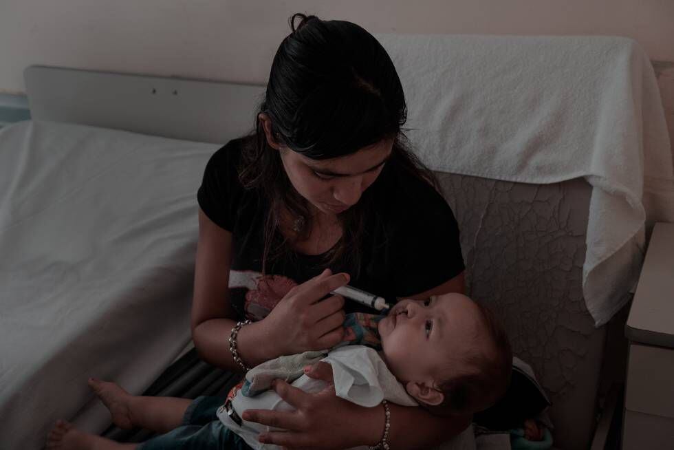Noelia, de 19 años, alimenta a su bebé Samir, de 6 meses, en la habitación del Hospital Público de la Madre y el Niño en la Capital de La Rioja, donde va a ser sometido a su primera cirugía reparadora dado que nació con fisura naso labio alveolo palatina unilateral.