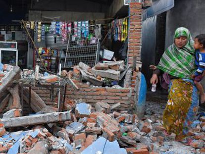 Al menos 98 personas han muerto en el sismo de magnitud 6,9 que sacudió la isla indonesia