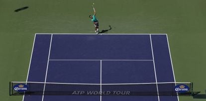 Nadal ejecuta un saque durante el torneo de Indian Wells.
