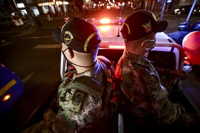Fuerzas militares y policías de Colombia patrullan en un retén en Bogotá.