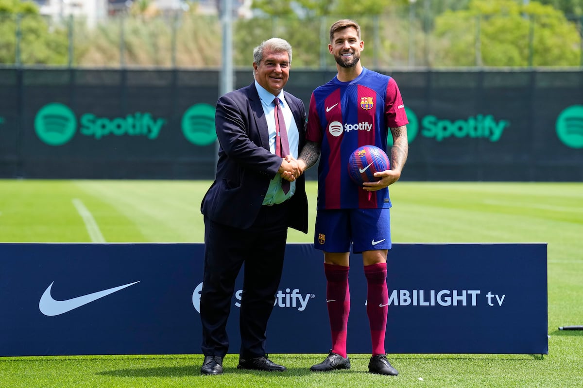 Iñigo Martínez: «Cuando Xavi me llamó, sobre mí quería en su equipo» |  deportados