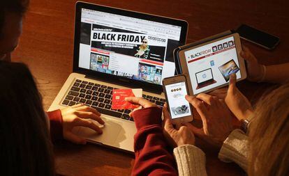 Una familia compra por Internet durante las rebajas del Black Friday.