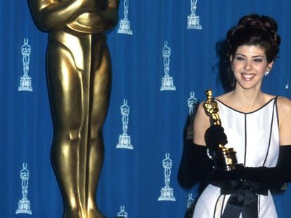 Marisa Tomei posando con su Oscar tras la entrega de premios de 1993.