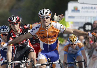 El ciclista del Rabobank entra primero, detrás Valverde protesta