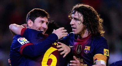 Messi celebra un gol al Betis con Xavi y Puyol.