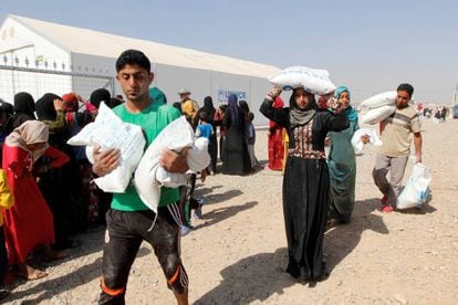 Población huida de Mosul recibe ayuda humanitaria en Daquq.