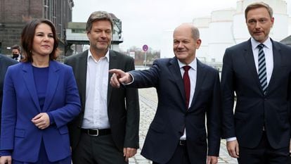 Los líderes de los partidos que integran la coalición gobernante en Alemania, el canciller Olaf Scholz (segundo por la derecha).