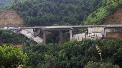 Estado del viaducto de O Castro en la A-6, a la altura de la localidad leonesa de Vega de Valcarce, tras sufrir el segundo derrumbe ayer jueves por la tarde.