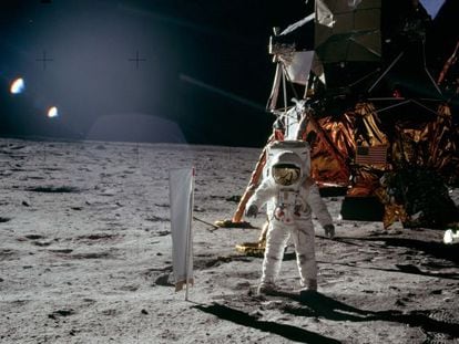 El astronauta Buzz Aldrin pisa La Luna, junto al módulo lunar en la misión Apolo 11