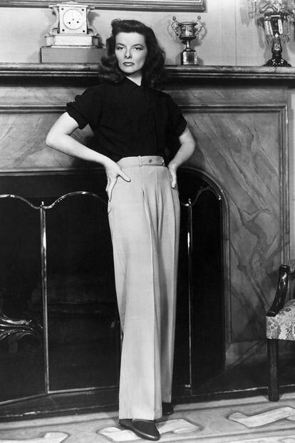 Katharine Hepburn fue una de las primeras estrellas de Hollywood en abrazar prendas con connotaciones masculinas buscando la comocidad, entre ellas el pantalón. Este look que lució en los años 30 bien podría formar parte de la campaña de cualquier firma actual.