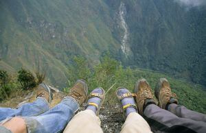 Botas domesticadas en el borde del pico Huayna Picchu.