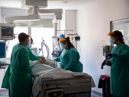 Sanitarios atienden a un paciente infectado de covid-19 en la UCI de un hospital de la Comunidad de Madrid.
