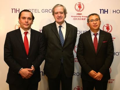 Federico J. Gonz&aacute;lez Tejera, CEO de NH Hotel Group; Manuel Valencia, embajador de Espa&ntilde;a en China, y Haibo Bai, presidente y consejero delegado de HNA Hospitality Group.
 