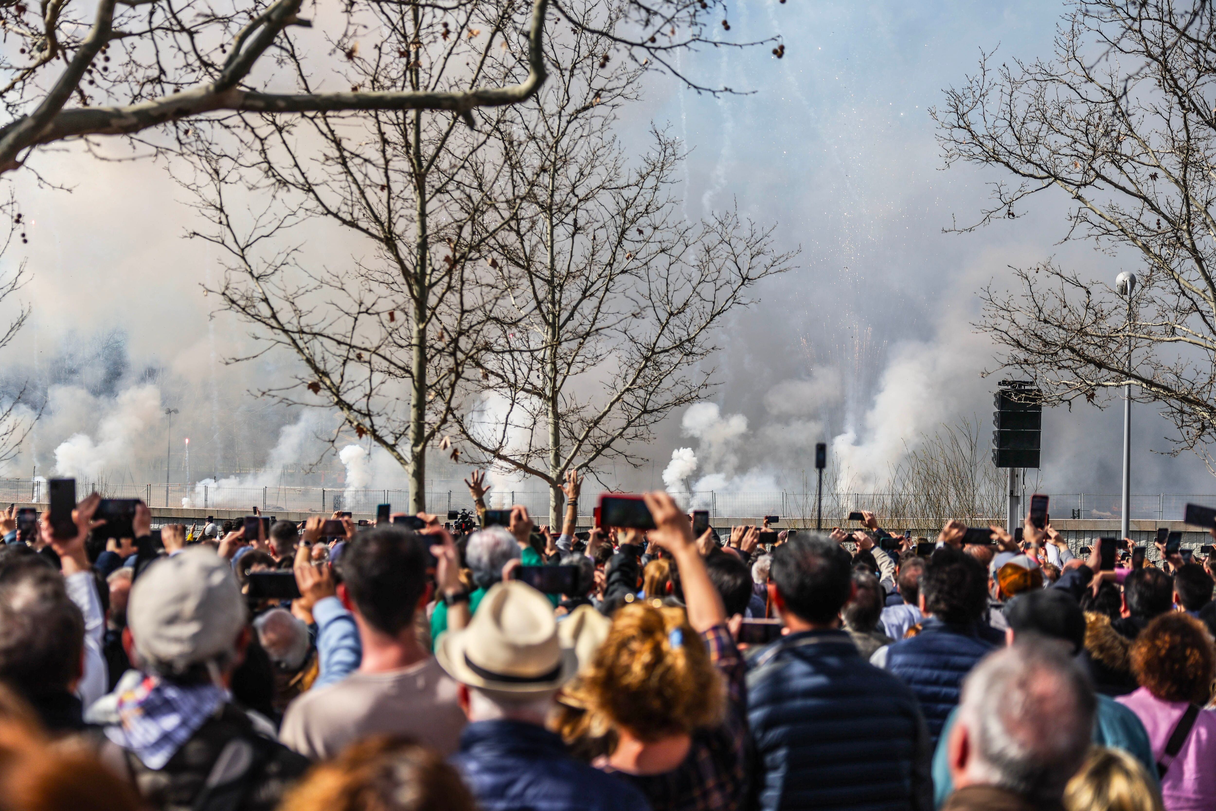 Centenares de personas presenciaban la 'mascletà' en Madrid Río, este domingo.